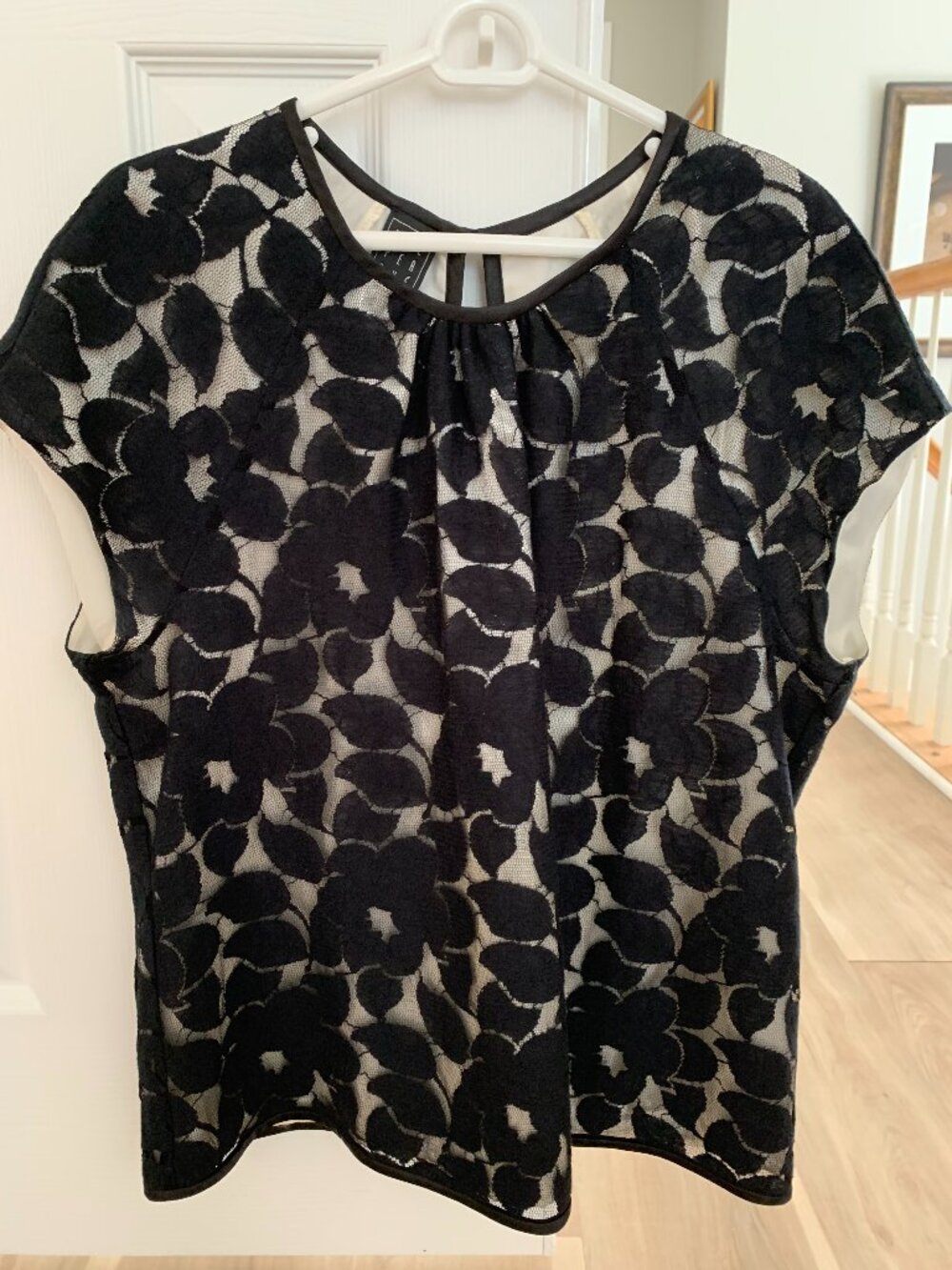 A lovely Black Lace DUE PER DUE Lined Blouse, Size XL